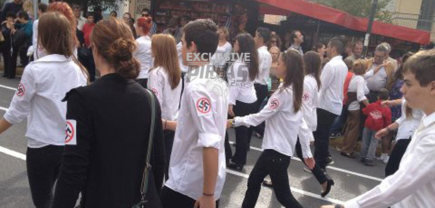 Παρήλασαν με αντιναζιστικό σήμα στο μανίκι