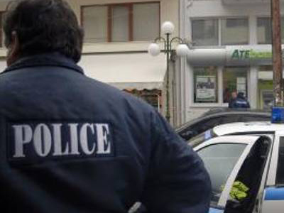 Παραδόθηκε ο πολίτης που κρατούσε κλειδωμένο διευθυντή ΔΟΥ