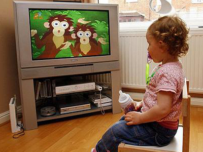 «Κολλημένα» με την τηλεόραση τα Ελληνόπουλα