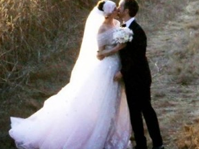 Στο club των παντρεμένων ανήκει πλέον η Αν Χάθαγουεϊ