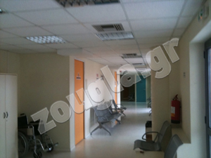 Στο σύγχρονο κτίριο του ΙΚΑ Μαρκόπουλου πολλά ιατρεία παραμένουν κενά, λόγω έλλειψης ιατρικού προσωπικού.