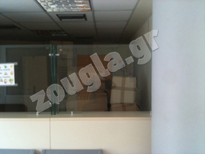 Έρημο παραμένει και το γραφείο πληροφοριών, αφού δεν υπάρχει γραμματέας. Οι ασθενείς δεν μπορούν να κλείσουν ραντεβού τηλεφωνικά, και γράφουν το όνομά τους σε μία αυτοσχέδια λίστα αναμονής. 