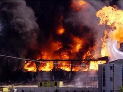 Καίγονται αποθήκες στη Βούλα Καίγονται αποθήκες στη Βούλα