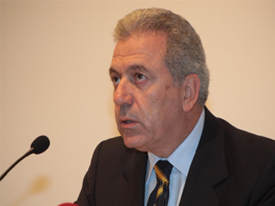 Έντονη αντίδραση Αβραμόπουλου για τους εκλέκτορες