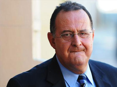 Ζητεί αποζημίωση από ομογενή παιδεραστή υπουργό