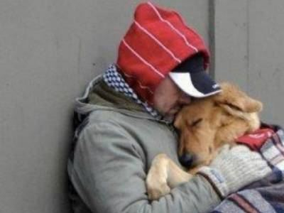 Ο άστεγος, το αδέσποτο και η αγκαλιά