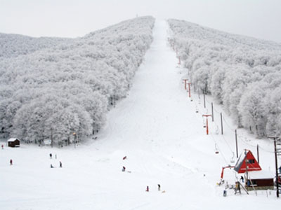 Με αλυσίδες η πρόσβαση στα χιονοδρομικά κέντρα στη Β. Ελλάδα