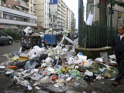Ο στρατός μαζεύει τα σκουπίδια στη Νάπολη