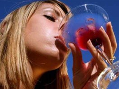 Μεγαλύτερες ζημιές στις γυναίκες προκαλεί ο αλκοολισμός