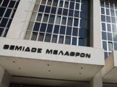 Κρίσιμη απόφαση για 150.000 συμβασιούχους