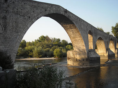 Το γεφύρι της Άρτας πήγε… Καλαμάτα