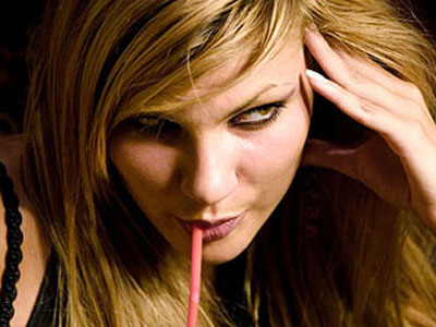 Οι γυναίκες φλερτάρουν για να ψωνίσουν φτηνότερα