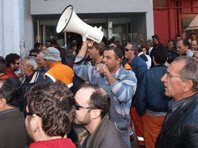 Απεργούν οι λιμενεργάτες στον Πειραιά