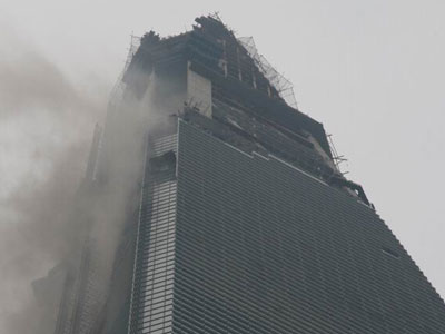 Πυρκαγιά σε ουρανοξύστη στη Σανγκάη