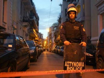 Τραυματισμός αστυνομικού από χειροβομβίδα κρότου-λάμψης