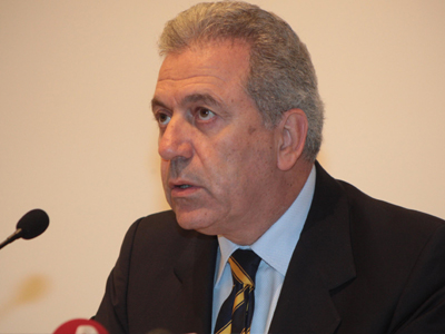 Πυρά Αβραμόπουλου κατά ΠΑΣΟΚ, ενημέρωση της Βουλής για την πανδημία