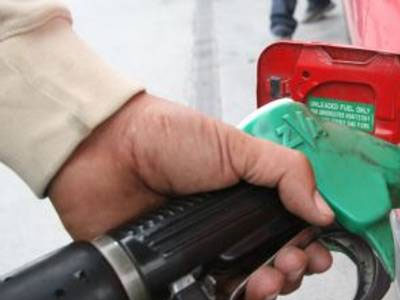 Δυσανάλογα μικρή η υποχώρηση της τιμής της βενζίνης