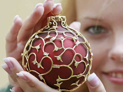 Αναγκαστική προσγείωση εξαιτίας ενός… χριστουγεννιάτικου στολιδιού