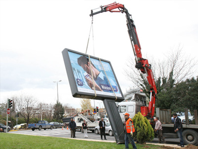 Παράνομες οι διαφημιστικές πινακίδες στους δρόμους