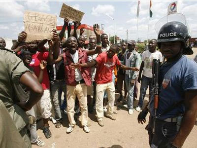 «Κόβουν» τη βοήθεια στην Ακτή Ελεφαντοστού