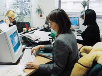 Οι Έλληνες δουλεύουν πολύ, αλλά δεν αμείβονται