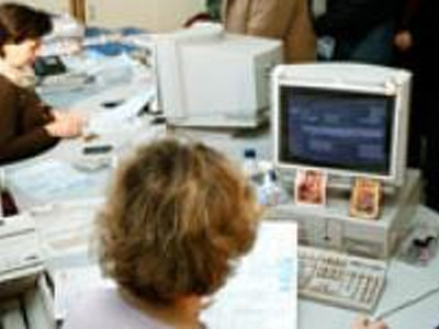 «Σφίγγουν το ζωνάρι» τα υπουργεία