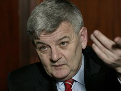 Δριμεία κριτική Φίσερ κατά Μέρκελ για την κρίση