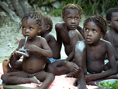 Αμερικανοί βγάζουν παρανόμως παιδιά από την Αϊτή