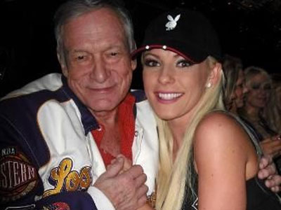 Ο Χιου Χέφνερ αρραβωνιάστηκε μια 24χρονη