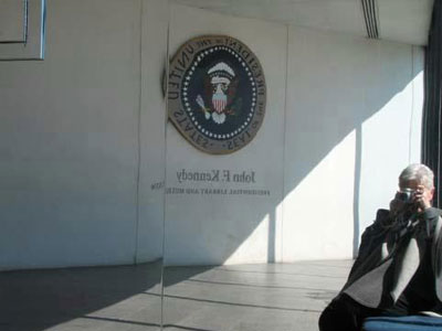 Ψηφιοποιείται η βιβλιοθήκη του Τ. Κένεντι