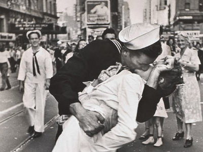 Τα φιλάκια στην κυρία… υπουργό από μένα