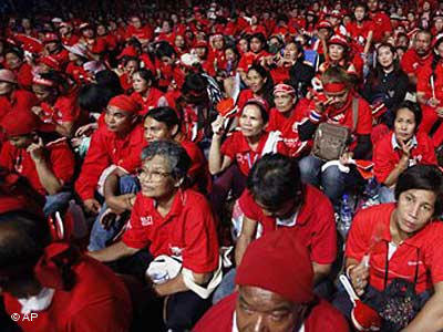 Τα «κόκκινα πουκάμισα» διαδηλώνουν στην Ταϊλάνδη