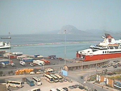 Μετωπική κόντρα κυβέρνησης-ΚΚΕ με φόντο το λιμάνι