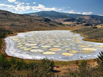 Η λίμνη με τις κηλίδες