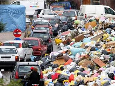Κλιμακώνεται η «κρίση των σκουπιδιών» στη Νάπολη