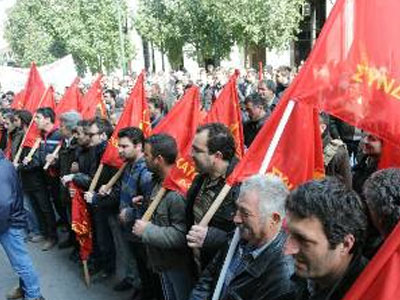 Μέλη του ΠΑΜΕ κατέλαβαν τηλεοπτικούς σταθμούς