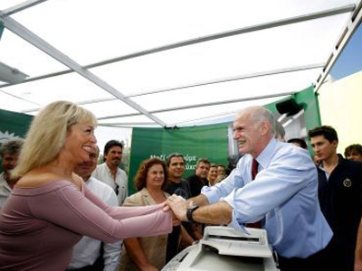 Λίγες ώρες πριν ανοίξουν οι κάλπες