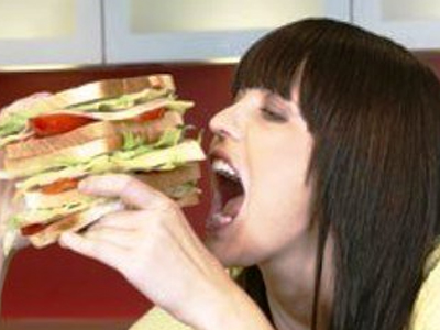 Γιατί καταφεύγουμε στο φαγητό μετά από μια δύσκολη μέρα;