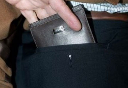 Συνέλαβε εκτός υπηρεσίας πορτοφολάδες