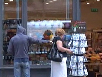 Εξαρθρώθηκε σπείρα πορτοφολάδων