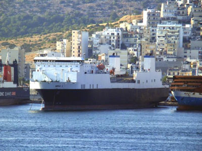 Εργαζόμενοι ακινητοποίησαν δύο πλοία στην Κόρινθο