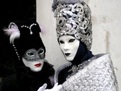 Ένα παιδί διαβάζει τ’ άστρα