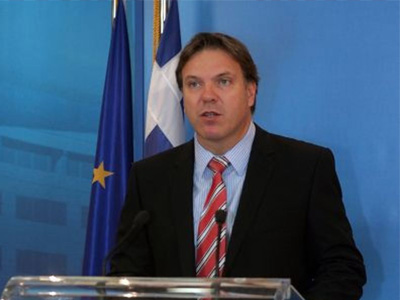 «Δεν υπάρχει θέμα παραίτησης Λοβέρδου»