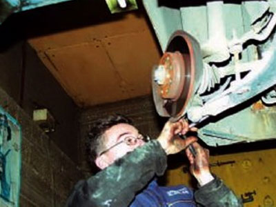 Παράνομο φανοποιείο δίπλα σε νηπιαγωγείο