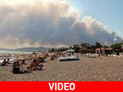 Μαίνεται η πυρκαγιά στη Σμύρνη