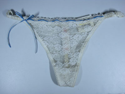 Του πετούν τα εσώρουχά τους!