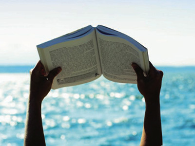 «Βιβλιοπέλαγος» στα Εξάρχεια με… μεζέδες και ποτά