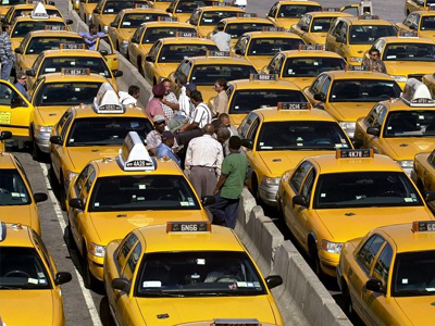 Απειλoύν με αφαίρεση άδειας τους ταξιτζήδες