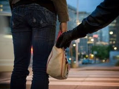 Άρπαξαν τσάντα με 10.000 ευρώ