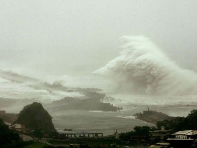 Σε τυφώνα εξελίχθηκε η καταιγίδα «Τόμας»